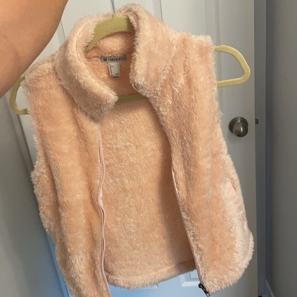 Forever 21 pink faux fur vest - Picture 3 of 5